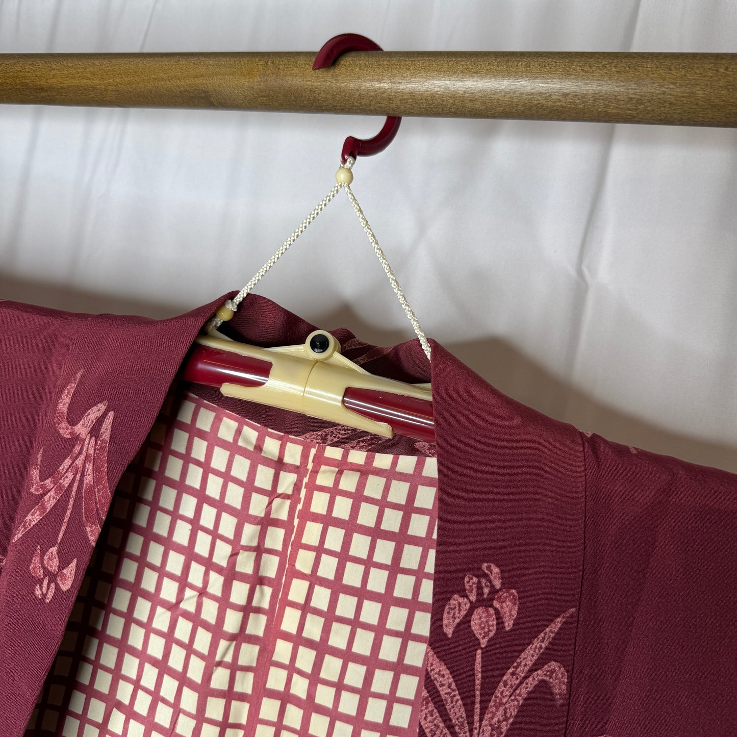 Kimono Hanger - Telescoping Maroon